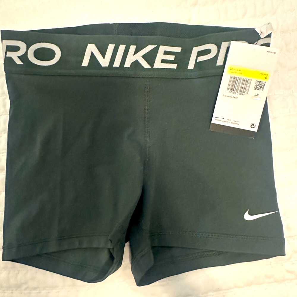 NWT Nike women pro shorts S